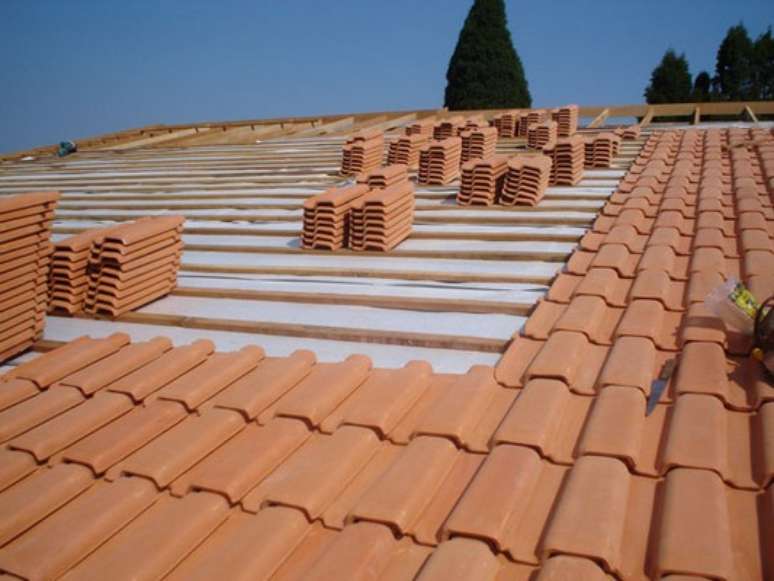10. Instalar telha portuguesa é muito simples. Foto: Sua Obra