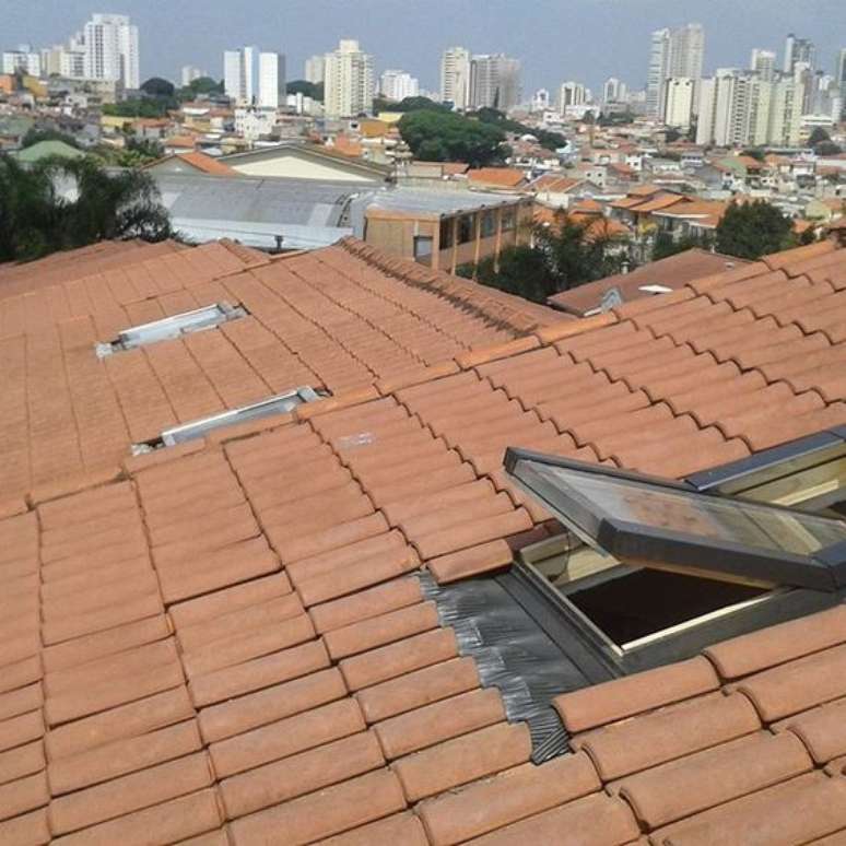 38. A claraboia pode existir em um telhado de telha portuguesa. Foto: Instagram