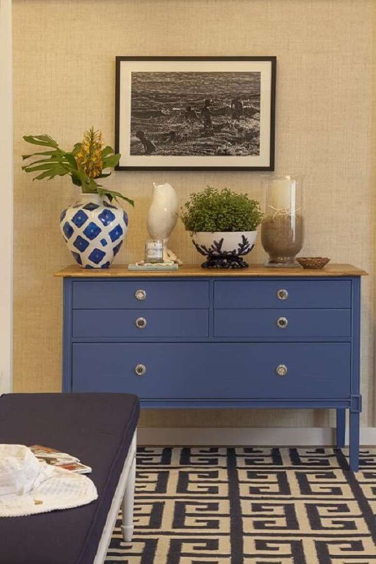 11. As c&ocirc;modas coloridas s&atilde;o excelentes para colocar um toque a mais de personalidade nos ambientes &ndash; Foto: Pinterest