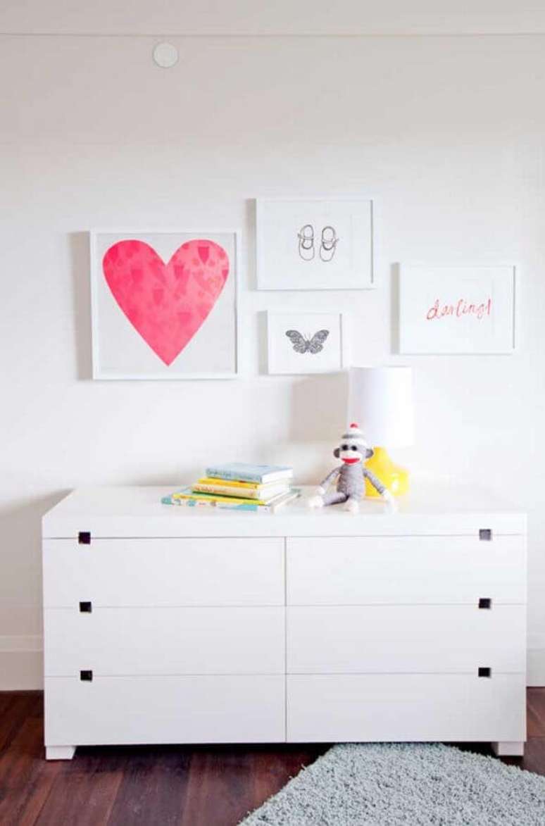 16. Decora&ccedil;&atilde;o clean com quadrinhos e c&ocirc;moda branca &ndash; Foto: Wood Save