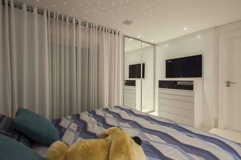 3. Usar a c&ocirc;moda como m&oacute;vel para televis&atilde;o &eacute; uma forma de delimitar o espa&ccedil;o &ndash; Foto: Sandra Sanches.