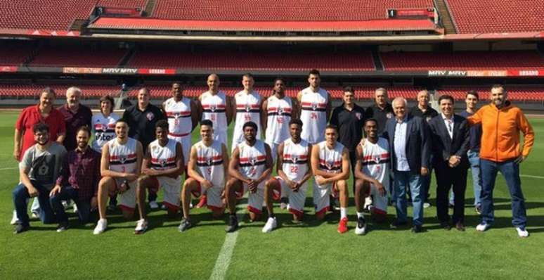 São Paulo apresenta time de basquete