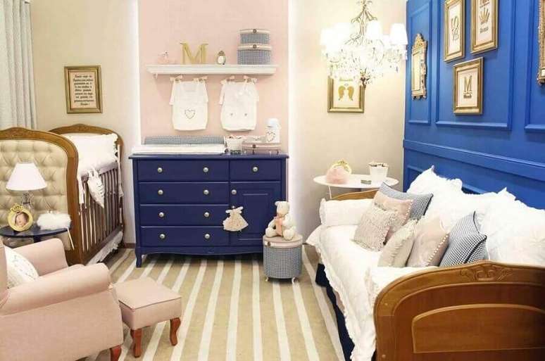56. Decoração para quarto de bebê com cômoda azul marinho – Foto: Meyer Cortez
