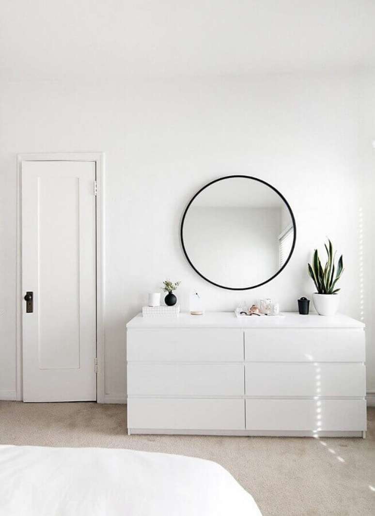 34. Quarto todo branco decorado com cômoda branca moderna e espelho redondo com moldura preta – Foto: Home Design