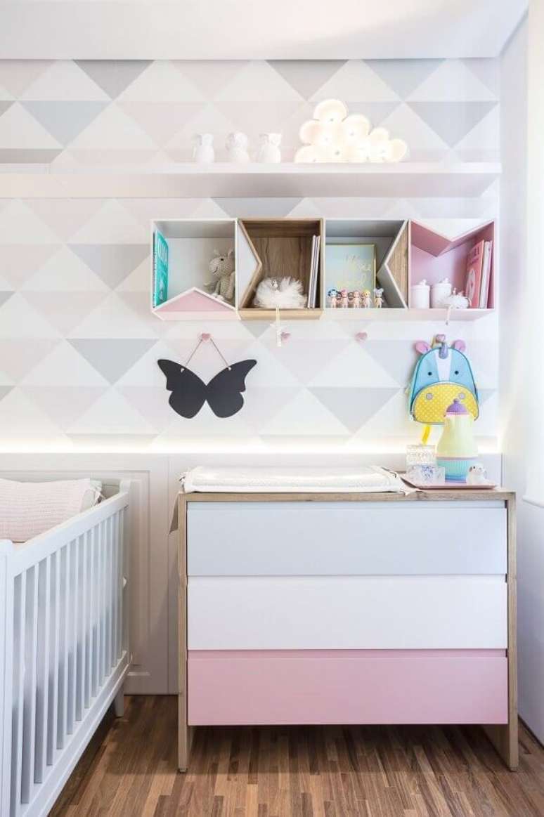 8. Invista em uma cômoda para quarto de bebê que tenha a ver com a decoração do ambiente – Foto: Figueiredo Fischer