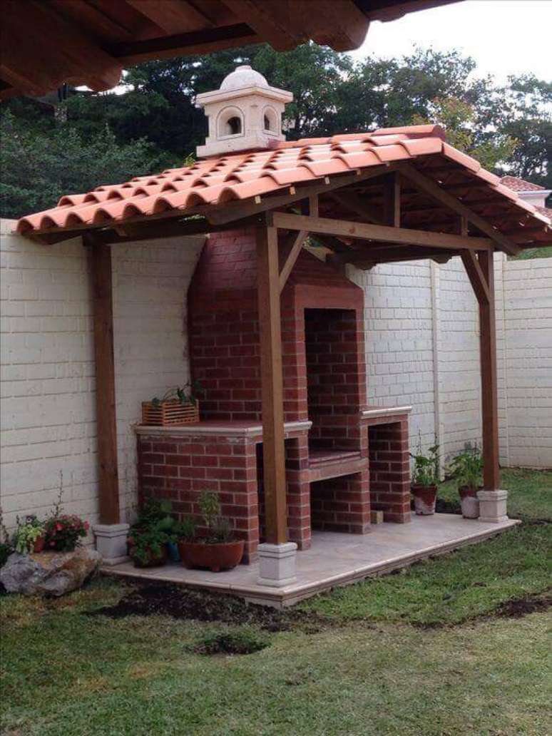 27. &Aacute;reas externas ficam &oacute;timas com telhado de telha portuguesa. Foto: Fachadas Modernas