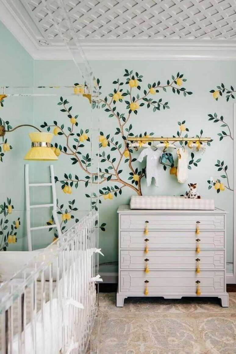 61. Quarto de bebê decorado com papel de parede e cômoda branca com puxador amarelo diferente – Foto: Le Blog