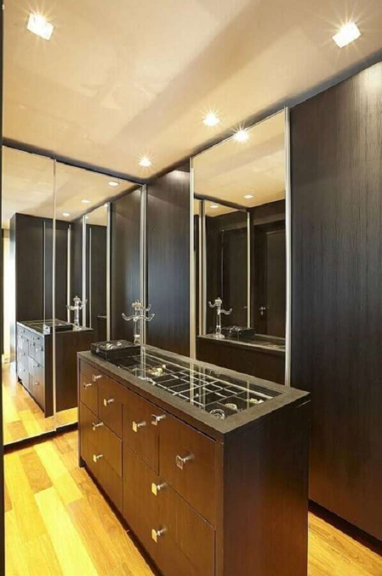 44. A c&ocirc;moda com o tampo de vidro &eacute; excelente para organizar j&oacute;ias e &oacute;culos &ndash; Foto: Ana Luisa Previde