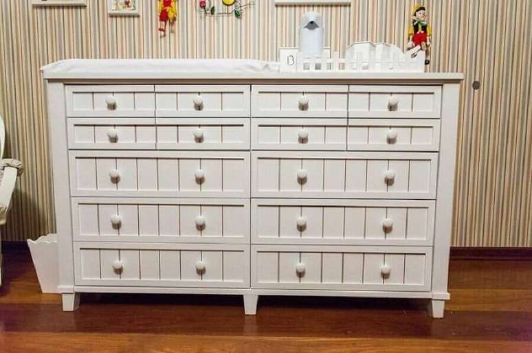 19. Modelo simples de c&ocirc;moda branca com trocador &ndash; Foto: Beatriz Zamperlini e Mariana Zimmermann