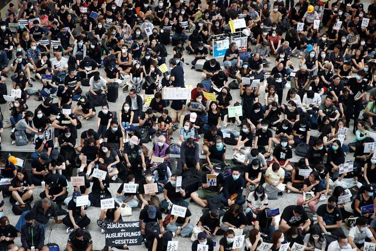 Manifestantes ocupam saguão de aeroporto de Hong Konf durante protesto
26/07/2019
REUTERS/Edgar Su