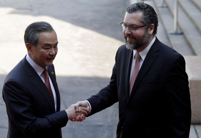 Ministro das Rela&ccedil;&otilde;es Exteriores, Ernesto Ara&uacute;jo, cumprimenta o chanceler chin&ecirc;s, Wang Yi, durante reuni&atilde;o do Brics
26/07/2019
REUTERS/Ricardo Moraes