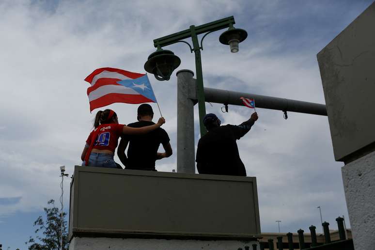 Pessoas com bandeiras de Porto Rico durante manifesta&ccedil;&atilde;o para comemorar a ren&uacute;ncia do governador portorriquenho em San Juan
25/07/2019 REUTERS/Marco Bello