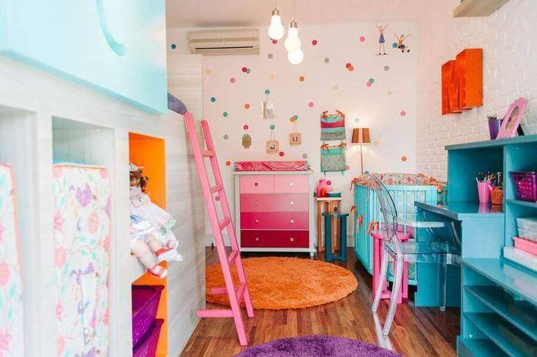 35. Decoração colorida para quarto de bebê com cômoda branca com gavetas cor de rosa – Foto: Codecorar