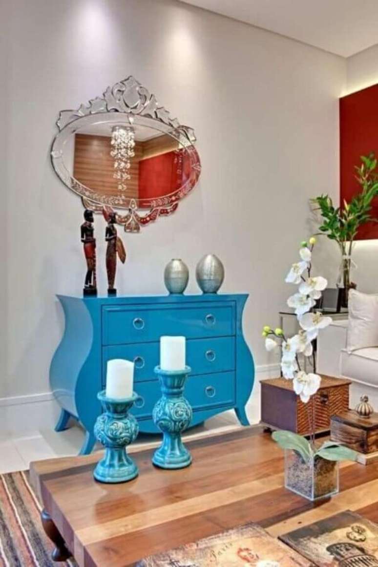 67. Decoração de sala com espelho provençal e cômoda retrô pintada de azul – Foto: Andrea Bento