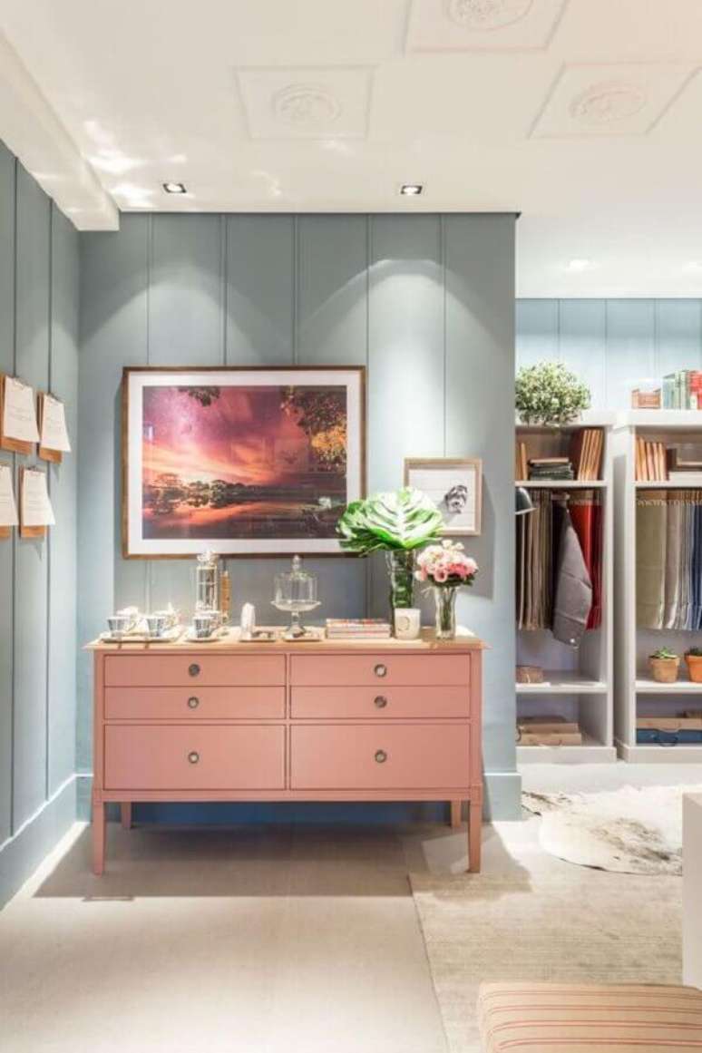 41. Decora&ccedil;&atilde;o em tons past&eacute;is com c&ocirc;moda rosa &ndash; Foto: Home Design