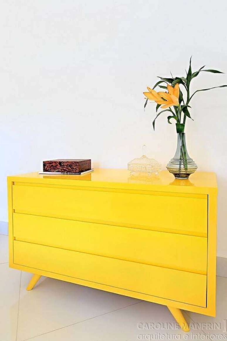 13. Decoração clean com cômoda amarela de design retrô – Foto: Caroline Manfrin