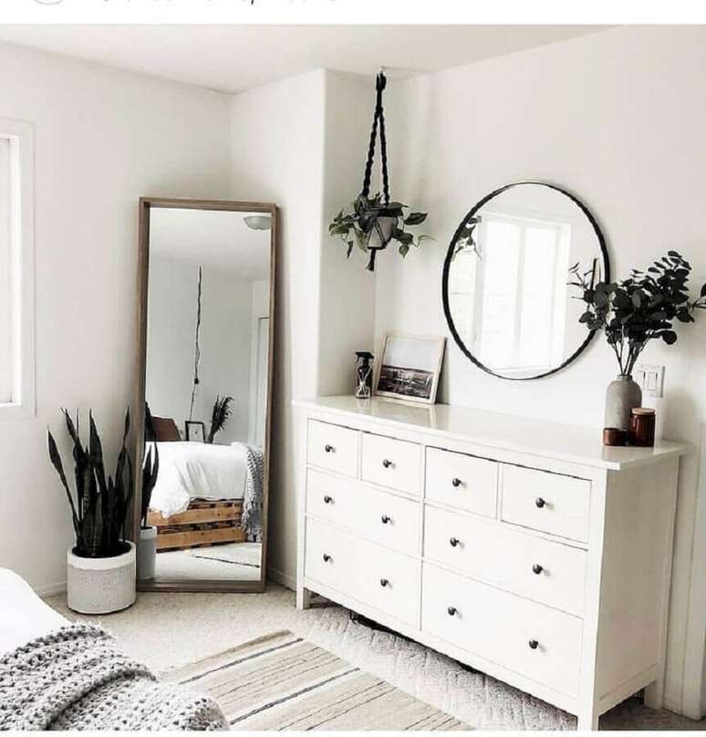 42. Decoração estilo escandinavo para quarto com espelhos e cômoda branca – Foto: We Heart It