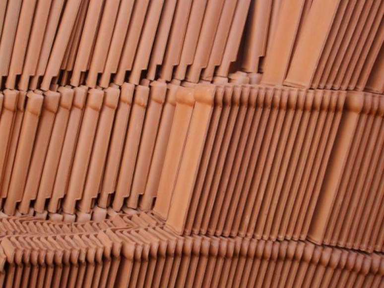 12. O barro &eacute; o material base da telha portuguesa. Foto: Para&iacute;ba Total