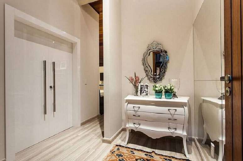 \ 10. Utilize a c&ocirc;moda para dar um charme especial no seu hall de entrada &ndash; Foto: Juliana Pippi