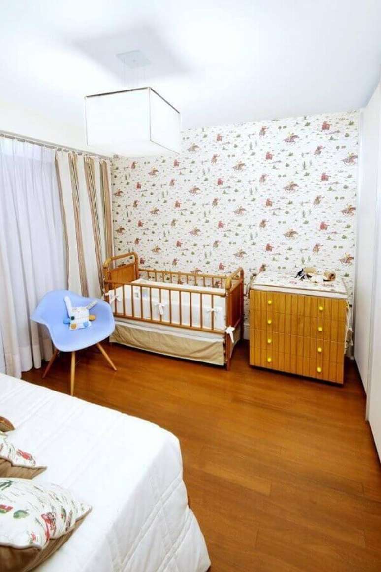 50. Quarto de bebê simples decorado com papel de parede e cômoda de madeira – Foto: Coutinho + Vilela