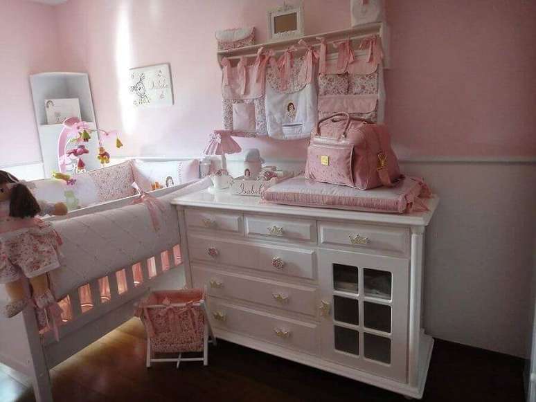 46. Decoração para quarto de bebê rosa com cômoda branca – Foto: Fernando de Camargo