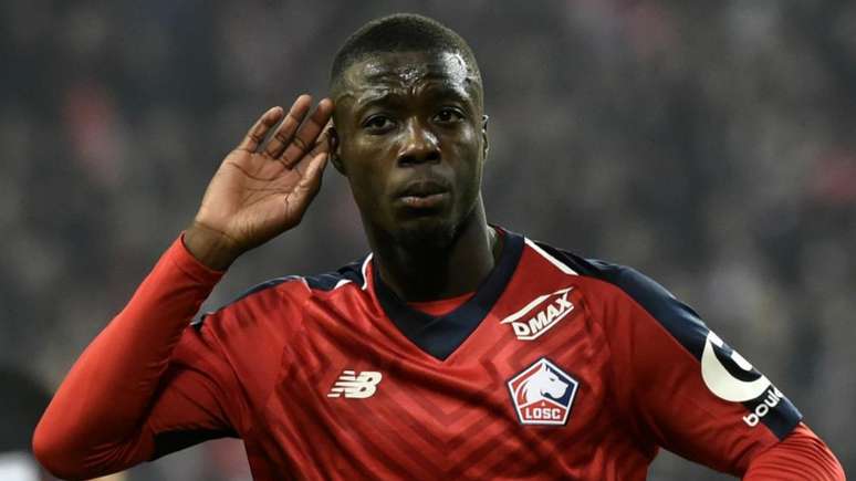 Pépé em campo com o Lille (Foto: AFP)