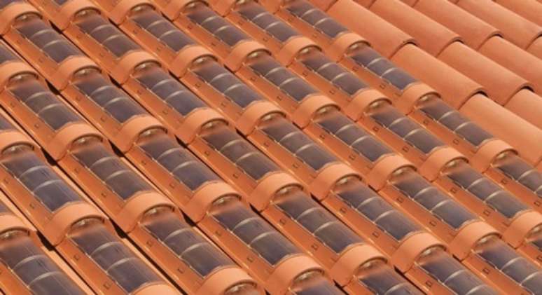 37. O painel solar pode estar aplicado direto na telha portuguesa. Foto: Pensamento Verde