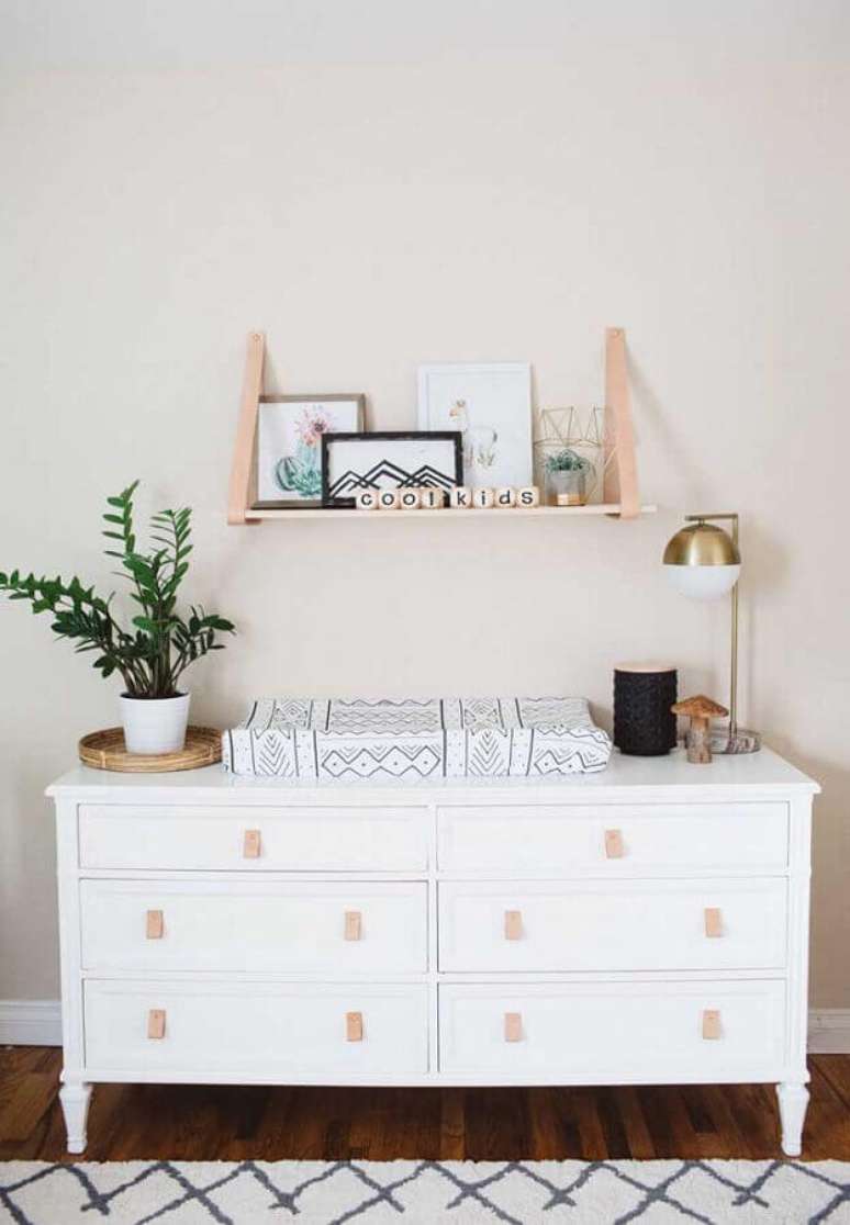 18. Na hora de escolher a c&ocirc;moda para o ambiente tamb&eacute;m &eacute; necess&aacute;rio pensar nos puxadores que podem ajudar a incrementar a decora&ccedil;&atilde;o &ndash; Foto: Pinosy