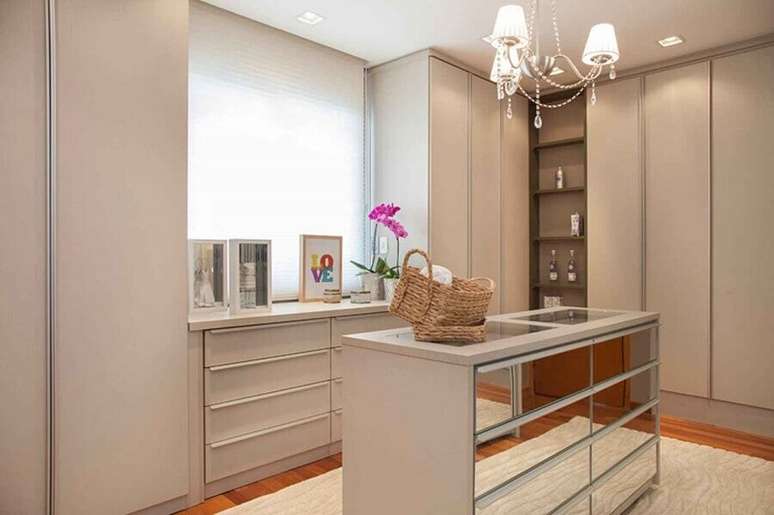 12. Closet planejado decorado com c&ocirc;moda branca com gavetas espelhadas &ndash; Foto: Arquitetura 8