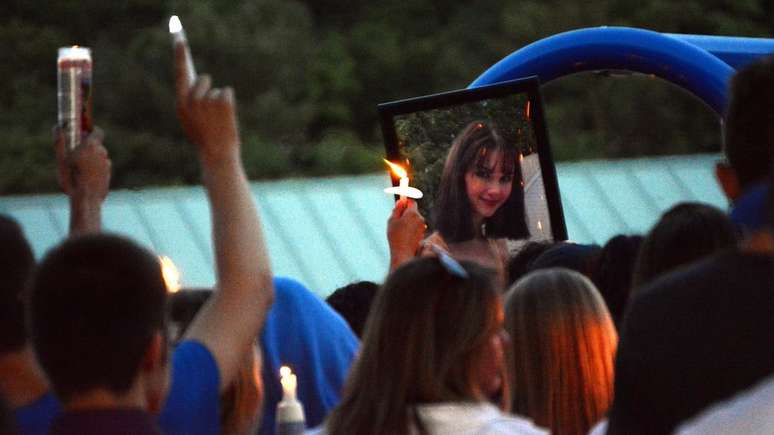 Várias pessoas fizeram vigília em homenagem à adolescente