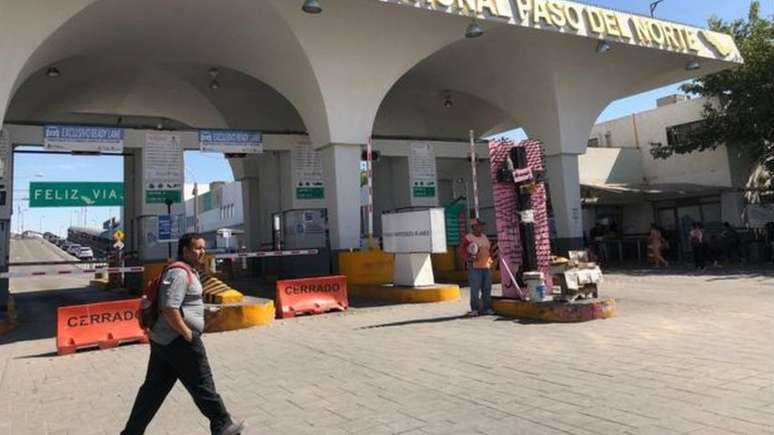 Imigrantes que chegam a Ciudad Juárez pedem asilo no final desta ponte