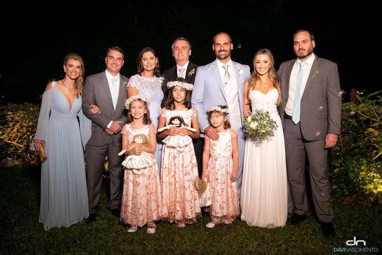Casamento de Heloísa Wolf e Eduardo Bolsonaro - A família Bolsonaro em foto oficial do casamento de Heloísa e Eduardo. 