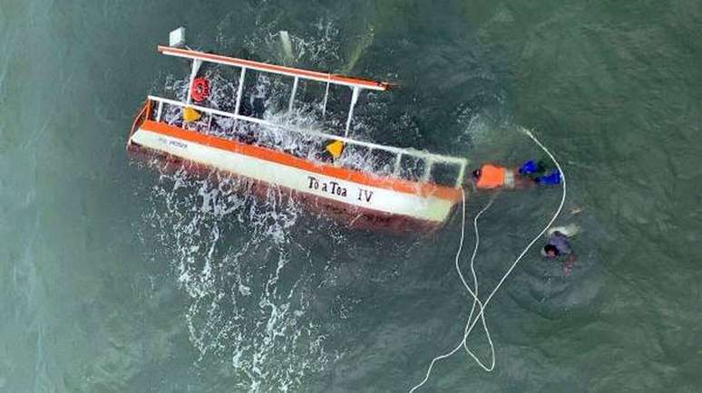 Embarcação que naufragou em Maragogi, litoral norte de Alagoas, era irregular e navegava em área proibida, segundo a prefeitura