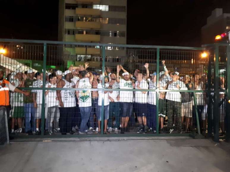 Torcedores do Palmeiras fizeram protesto na porta do Allianz Parque depois do jogo deste sábado (William Correia)