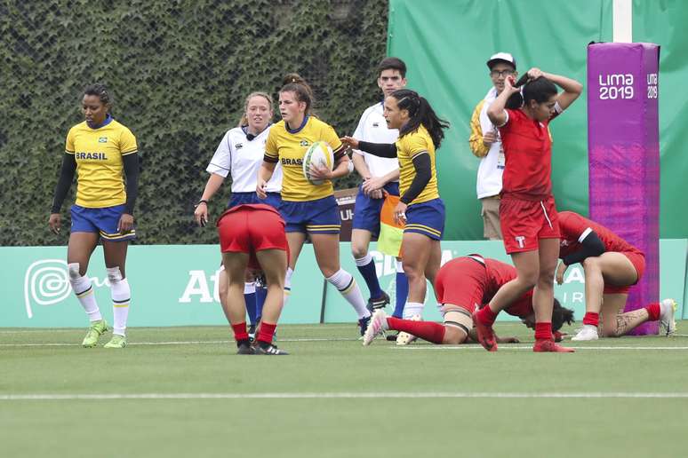 Jogadoras da Seleção Brasileira de Rúgbi (de amarelo), durante partida contra o Peru, válida pela primeira rodada do Grupo B do torneio de Rúgbi de 7 dos Jogos Pan-Americanos de Lima 2019