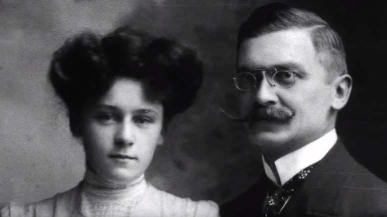 O turco otomano Ali Kemal se casou com a britânica Winifred Brun, e seus filhos mudaram de nome para Johnson