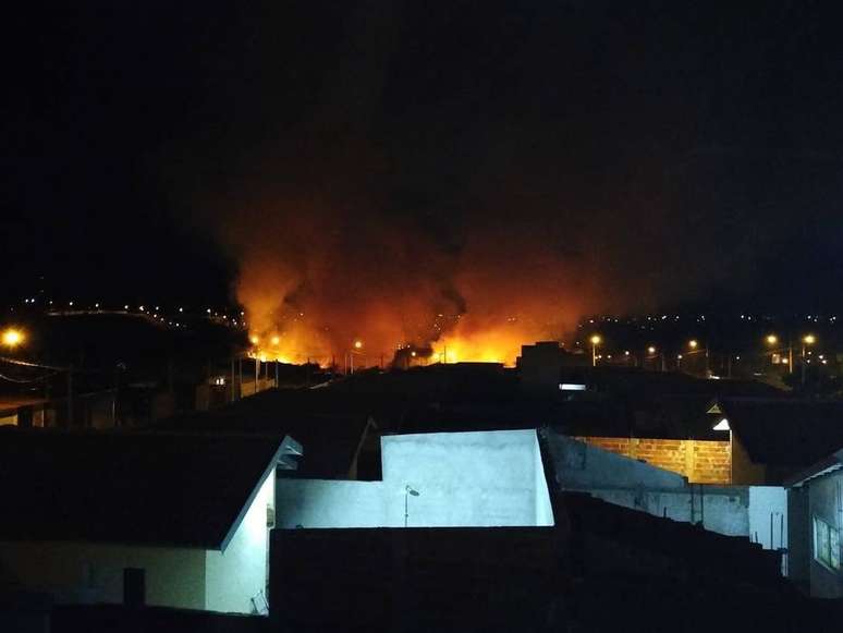 Uma queimada de grandes proporções atingiu a região do bairro Maracá, em Marília, interior de São Paulo. A fumaça chegou à rodovia SP-294