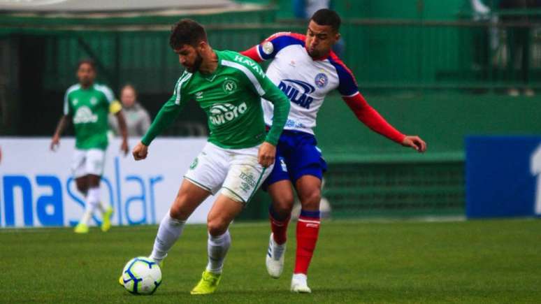 Ex-jogador do Bahia e Chapecoense faz gol e garante empate da