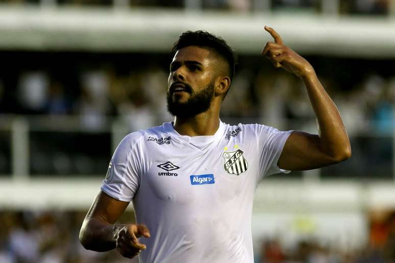 Felipe Jonatan comemora gol contra o Avaí, na Vila Belmiro