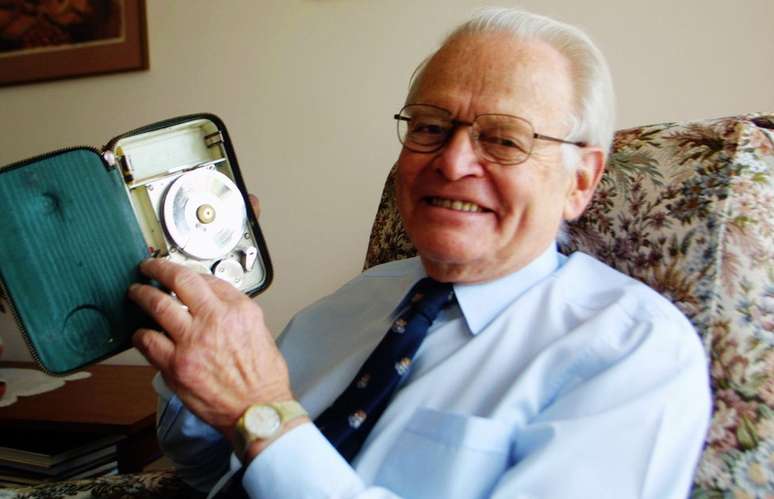 David Warren em 2002, com um miniphon, que deu inspira&ccedil;&atilde;o para a cria&ccedil;&atilde;o da caixa-preta