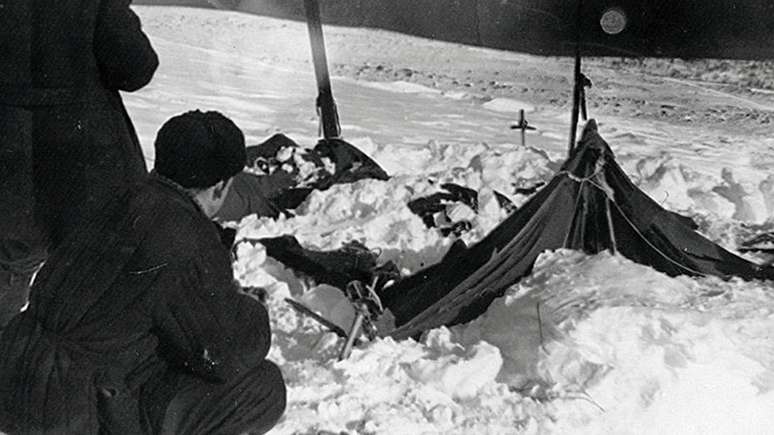 O grupo de buscas encontrou uma tenda enterrada na neve e cortada por dentro