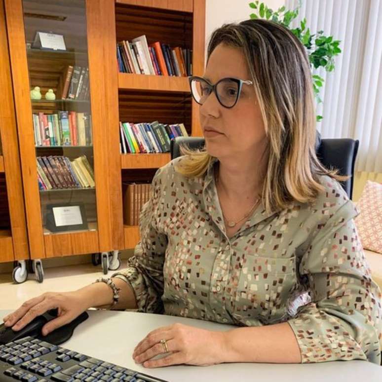 A defensora p&uacute;blica Carolina Botelho diz que cresceu a quantidade de pessoas com HIV/Aids tentando recuperar benef&iacute;cios cortados pelo INSS