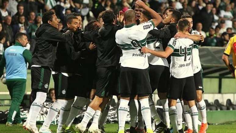 Jogadores do Coritiba comemoram gol na vitória sobre o Botafogo-SP