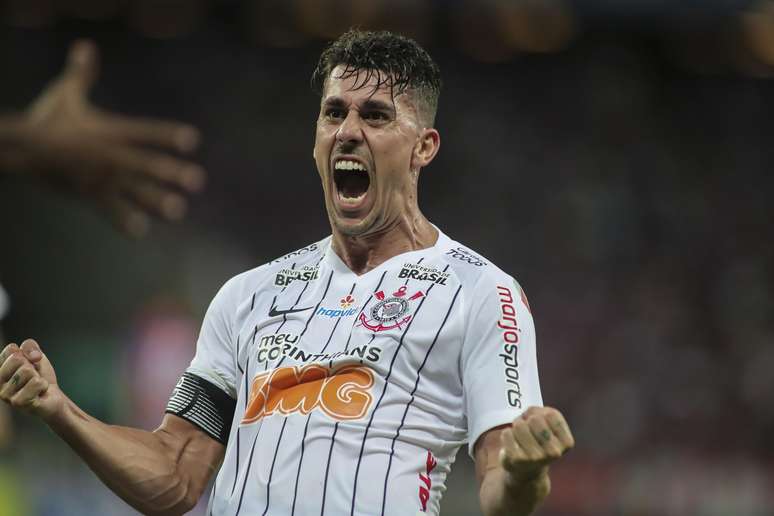 O lateral Danilo Avelar comemora golaço contra o Fortaleza