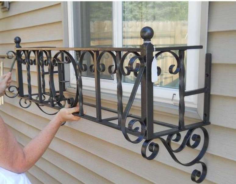 24. Modelos de grades como canteiro de plantas s&atilde;o lindos como destaque. Foto: Chairish