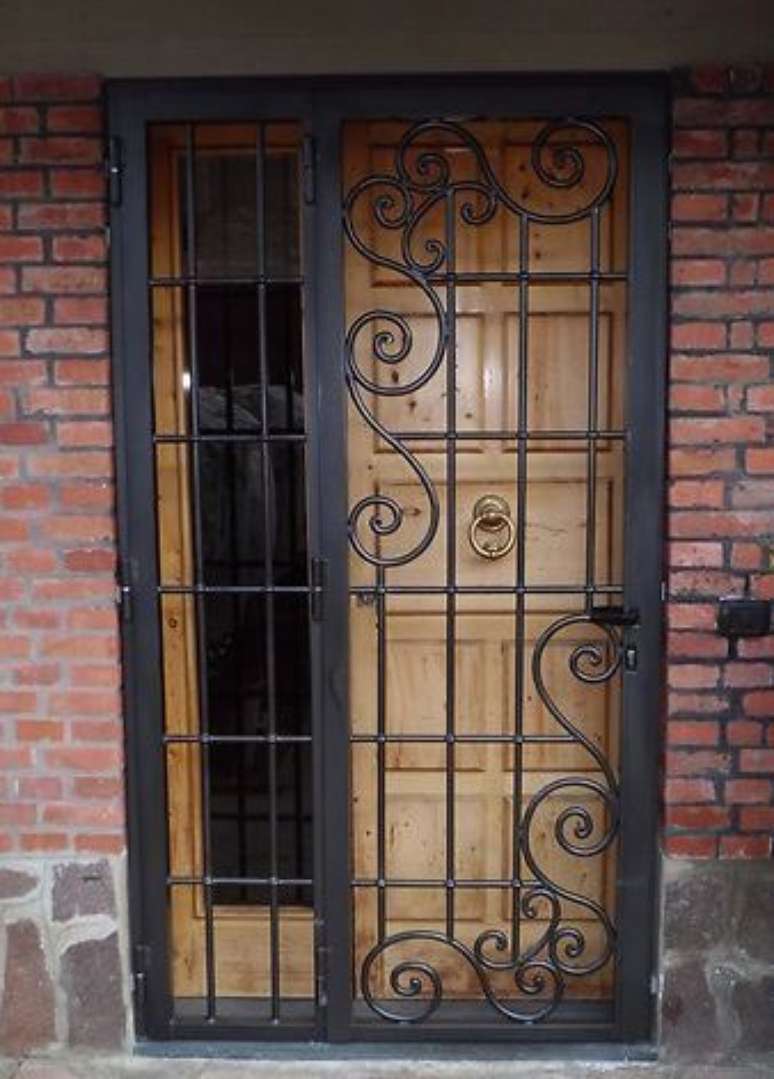 29. Os modelos de grades para porta são lindos para compor uma decoração rústica. Foto: eBay