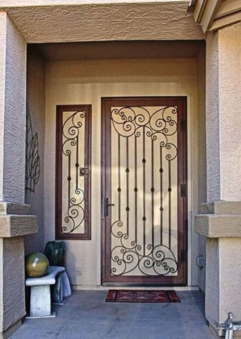 43. Os modelos de grades curvos dão destaque a elamentos simples, como por exemplo portas. Foto: Our Green House