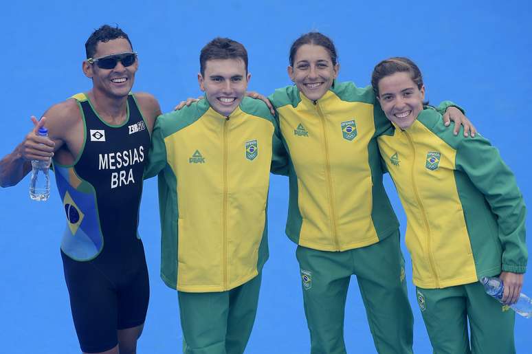 Atletas do triatlo comemoram conquista da medalha de ouro.