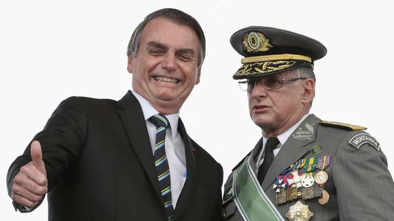 Sem dar provas, Bolsonaro disse que Fernando Santa Cruz teria sido morto por militantes do grupo Ação Popular. Na foto, o presidente com o comandante do Exército, Edson Leal Pujol