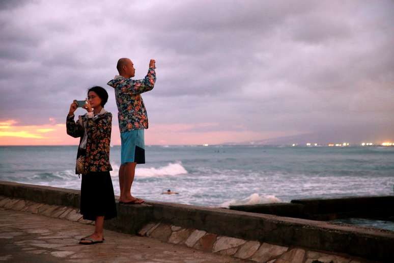 Pessoas tiram fotos em Honolulu, no Hava&iacute;
24/08/2018
REUTERS/Terray Sylvester